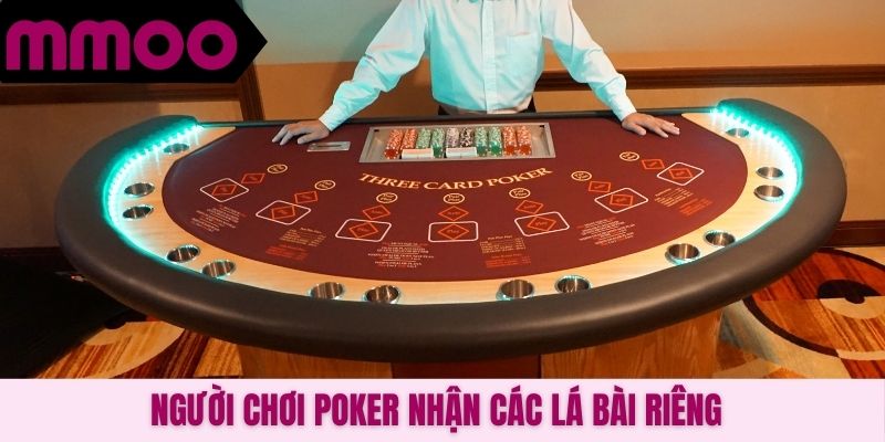 Người chơi Poker nhận các lá bài riêng
